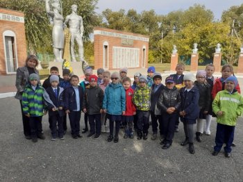 1В КЛАСС ПОСЕТИЛ МЕМОРИАЛ ПАМЯТИ ВОЙНАМ - ЗЕМЛЯКАМ